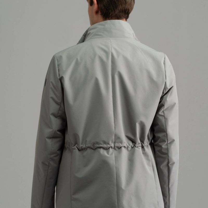 Uomo di spalle con giacca slim fit